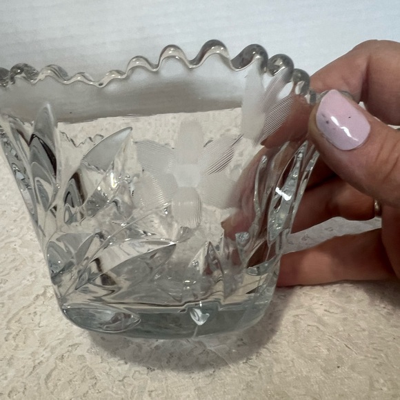 Vintage etched floral glass candy dish/bowl - Picture 4 of 4